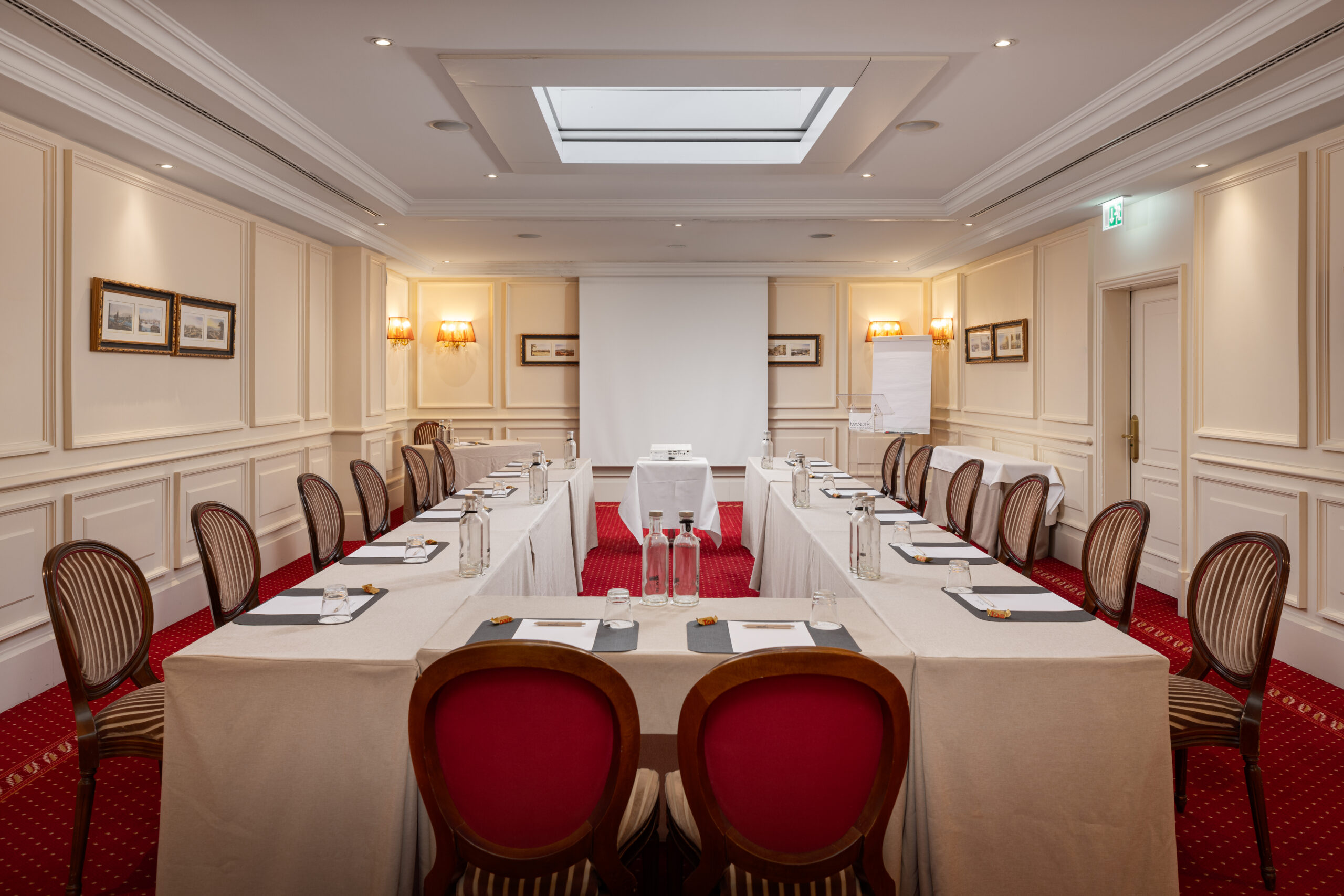 MANOTEL-ROYAL-salle-conference-eaux-vives-U